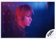 Kinki Kids / Koichi Domoto / Horizontal ・ Bust up ・ Costume black ・ Body facing right ・ Background blue ・ Light red / Official Official photo