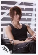 Kinki Kids/堂本光一/膝上・座り・タンクトップ黒・両手前・ライト白・背景グレー・蛍光灯/公式生写真