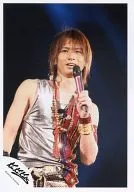 Kinki Kids/堂本光一/現場照片·上半身·背心銀.紅.金·左手麥剋風·視線左·背景黑/正式生寫真