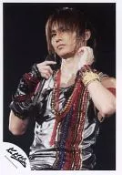 Kinki Kids / Koichi Domoto / Live Photo ・ Upper Body ・ Tank Top Silver ・ Red ・ Gold ・ Right Hand Microphone ・ Left Hand Raised ・ Background Black / Official Official photo