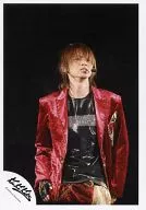 Kinki Kids/堂本光一/ライブフォト・上半身・衣装赤.黒・目線右上・背景黒/公式生写真