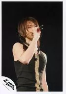 Kinki Kids / Koichi Domoto / Live Photo ・ Upper Body ・ Tank Top Black ・ Gold ・ Right Hand Microphone ・ Right Facing ・ Background Black / Official Official photo