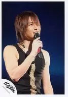 Kinki Kids/堂本光一/ライブフォト・上半身・タンクトップ黒.金・右手マイク・右向き・背景黒/公式生写真