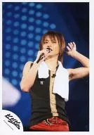Kinki Kids/堂本光一/ライブフォト・上半身・タンクトップ黒.金・ズボン赤・右手マイク・左手上げ・タオル白/公式生写真