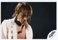 Kinki Kids/堂本光一/ライブフォト・横型・バストアップ・シャツ白・目線下・背景黒/公式生写真