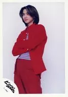 Kinki Kids/堂本光一/膝上・衣装赤・インナーボーダー水色ピンク・腕組み・目線左・背景白/公式生写真