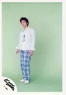 Kinki Kids / Koichi Domoto / Whole Body / White Shirt / Pants Check Light Blue / Right Hand Piece / Green Background / Official Official photo