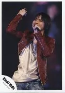 Kinki Kids / Koichi Domoto / Live Photo / Above-the-knee / Jacket red / Inner gold / Right-hand raised / Left-hand microphone / Eye-point left / Official Official photo