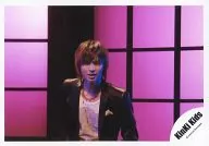 Kinki Kids / Koichi Domoto / Horizontal / Upper body / Jacket black / Inner Shirogane / Background pink black / Light / Official Official photo