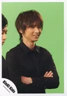 Kinki Kids / Koichi Domoto / Upper Body / Shirt Black / Arm Fold / Horizontal Stiffness / Background Green / Official Official photo