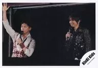 Kinki Kids/堂本剛・堂本光一/橫型・現場照片・上半身・剛背心花朵圖案・左手麥剋風・右手提・視線左/公式生寫真