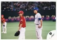 ジャニーズ/松岡昌宏・堂本光一/横型・膝上・野球ユニフォーム青赤白・帽子・光一左手グローブ・左手向き・球場/公式生写真
