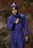 佐藤流司(田村三木エ門)/膝上・衣装紫・両手手裏剣・背景茶色・キャラクターショット/ミュージカル「忍たま乱太郎」第四弾 「最恐計画を暴き出せ!!」初演 