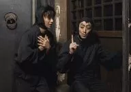 森本亮治(土井半助)·今井靖彥(山田傳藏)/卧式·衣著黑·森本兩胸·今井右指立·背景黑·生寫真/音樂劇忍者亂太郎第二彈「預算會議正在舉辦！」特典生寫真