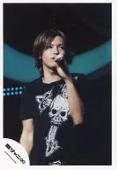 Kanjani Eight / Tadayoshi Okura / Live Photo / Upper Body / T-Shirt Black / Left Hand Microphone / Eye View Right / Background Black / Official Official photo