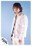 Kinki Kids / Koichi Domoto / Above-the-knee ・ Costume white ・ Left facing ・ Background light blue / Official Official photo