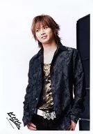 Kinki Kids/堂本光一/膝上・シャツ黒・インナー黄色・顔傾け・目線左・背景白黒/公式生写真