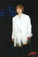 Kinki Kids / Koichi Domoto / Live photo / On the knees / Costume white beige / Smile / Background black blue / "Endless SHOCK" / 2L size official Official photo