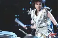 Kinki Kids/堂本光一/橫型・現場照片・膝上・服裝白金・太鼓・右手撥動・視線右・背景黑/"Endless SHOCK>/2L尺寸公式生寫真