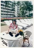 Kinki Kids/堂本光一/全身・花柄シャツ赤・ズボン白・テーブルの上に座り・サングラス・花壇/公式生写真