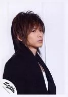 Kinki Kids / Koichi Domoto / Bust up / Costume black / Inner white / Facing right / Leaning against wall / Background white / Official Official photo