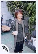 Kinki Kids / Koichi Domoto / Above-the-knee ・ Costume green ・ Black ・ Stole brown ・ Right hand paper cup ・ Right facing ・ Smile / Official Official photo