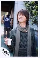 Kinki Kids / Koichi Domoto / Upper Body / costume green ・ Black ・ Stole brown ・ Right hand paper cup ・ Upper left eye ・ Smile / Official Official photo