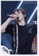 Kinki Kids/堂本光一/現場照片·上半身·T恤黑色·右手麥剋風·視線左/官方生寫真