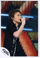 Kinki Kids / Koichi Domoto / Live photo, upper body, T-shirt black, right hand microphone, right facing / Official Official photo