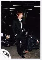 Kinki Kids / Koichi Domoto ・ Tsuyoshi Domoto / Whole body ・ Koichi jacket black. Right hand pocket ・ Stiff crouching. Backward ・ Leaning against Hikari car / Official Official photo