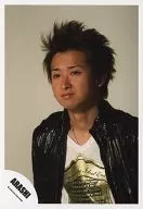 Arashi / Satoshi Ohno / Bust up / Jacket black / Inner platinum / Eye-left / Background beige / Official Official photo