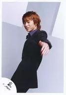 嵐/櫻井翔/膝上・衣装黒・左手前・体左向き・背景グレー/公式生写真