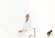 SMAP/香取慎吾/横型・膝上・座り・右手スプレー缶・目線右上・背景白/公式生写真