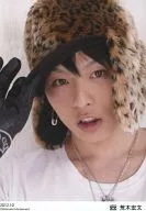 D-BOYS/荒木宏文/バストアップ・衣装白・ネックレス・豹柄帽子・右手手袋・背景白/2012.10/公式生写真