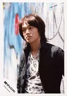 Kanjani Eight / Ryuhei Maruyama / Upper Body / Costume Black / Eye View Left / Background Wall / Graffiti / Official Official photo