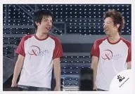 Arashi / Kazuya Ninomiya / Satoshi Ohno / Horizontal / Upper body / Shirt red / white / Live photo / Official Official photo