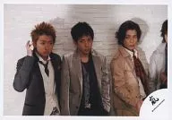 Arashi / Ninomiya / Ohno / Matsumoto / Horizontal / Upper body / Matsumoto costume Beige / Ohno Right-hand Head / White background / Wall / Official Official photo