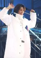 Arashi / Masaki Aiba / Live Photo / Knee-High / Costume White / Left Hand Microphone / Right Hand Par / Muffler / No Frame / Official Official photo