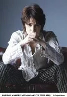 Miyano Mamori / Acima do joelho, Sofá Vermelho, Sentado, Camisa Branca, Dupla camada / Sorrir! MAMORU MIYAno 2º LIVE TOUR 2009 Brometo