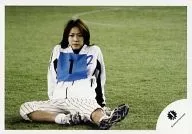 KAT-TUN/龟梨和也/横式·全身·坐式·制服黑白·草坪·背景绿/公式生写真