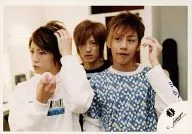 KAT-TUN/中丸·龟梨·赤西/现场照片·上半身·龟梨卫衣白色·右手打蜡·左手头发·生写真/官方室内