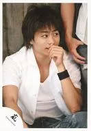 Arashi / Sho Sakurai / Knee-Up / Sitting / White Shirt / White Inner / Right Hand Around Mouth / Right Eye View / Background Wooden Wall / Official Official photo