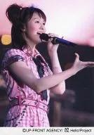 Berryz工房/菅穀梨沙子/演唱會照片·上半身·衣服粉色·白色格紋·左手話筒·右手桿/官方生寫真