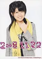 Berryz Kobo / Chinami Tokunaga / Upper body / Gray Jacket / Yellow Scarf / Left Hand Big Toe Stand / Message Included "2008.11.22" / 2L Size / Official Official photo