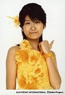 Berryz Kobo / Chinami Tokunaga / Upper body / Costume yellow / Flower ornament / the left fingers stand / Background white / Official Official photo