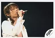 Kinki Kids/ Domoto Koichi / Live photo/Horizontal, Bust-up, Clothing White, Right Hand Microphone, Background Black / Official Official photo