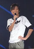 V6/坂本昌行/ライブフォト・膝上・衣装白黒・右手マイク・左手腰・枠無し背景黒/公式生写真