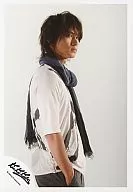 Kinki Kids / Koichi Domoto / Above the waist / Costume black and white gray / Stole purple / Right hand pocket / Background white / Official Official photo