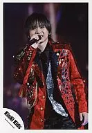 Kinki Kids/堂本光一/ライブフォト・膝上・衣装赤銀黒・右手マイク・背景黒/公式生写真