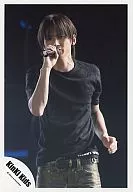 Kinki Kids / Koichi Domoto / Live Photo / Knee-High / Costume Black / Right Hand Microphone / Left Hand Raised / Background Black / Official Official photo